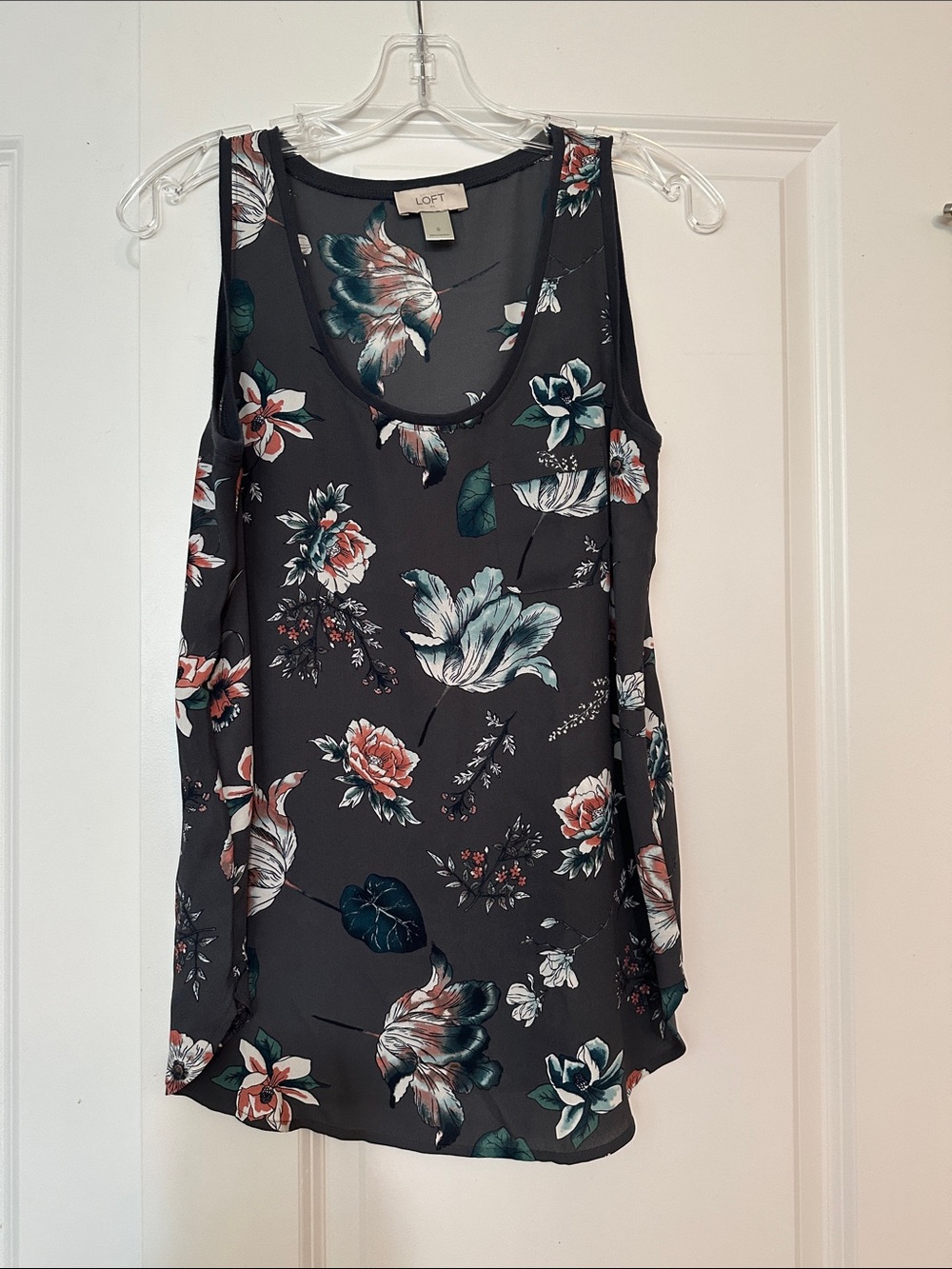 Loft size Small Loft grey sleeveless tank top featuring a tulip floral pattern.